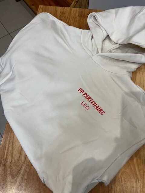 Sweat blanc personnalisé avec broderie rouge “VP Partenaire Léo” – Atelier des Couleurs
