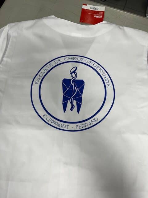 T-shirt blanc avec impression bleue du logo de la Faculté de Chirurgie Dentaire de Clermont-Ferrand