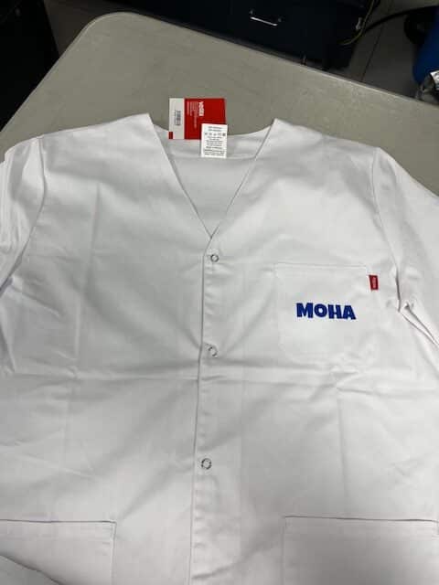 Blouse blanche personnalisée avec le prénom MOHA en bleu – Tenue professionnelle personnalisée