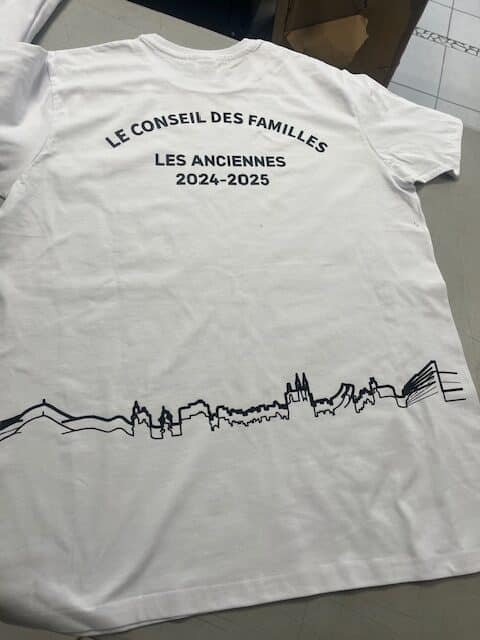 T-shirt blanc personnalisé “Le Conseil des Familles – Les Anciennes 2024-2025” avec ligne d’horizon dessinée