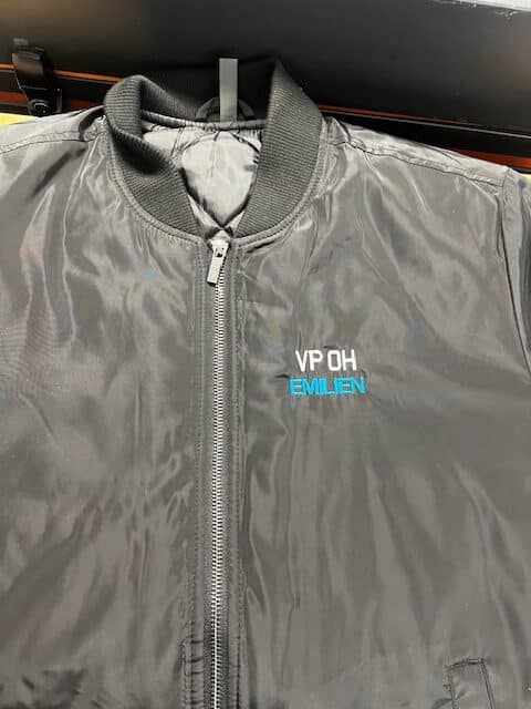 Veste noire personnalisée avec broderie bleue “VP OH EMMILEN” – Broderie sur textile professionnel