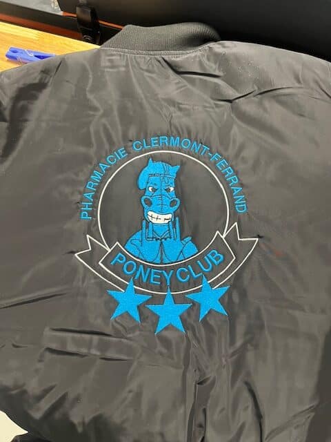 Veste noire brodée avec logo bleu “Pharmacie Clermont-Ferrand Poney Club” – Broderie professionnelle